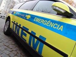 Técnico do INEM ferido em despiste de ambulância no Porto