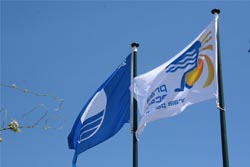Bandeira azul hasteada na praia do Ourigo