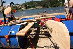 Jangadas recicladas descem o rio Douro pela proteção ambiental