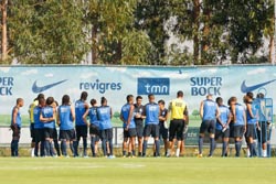 João Costa, Bruno Silva e Ruben Neves reforçaram treino azul e branco