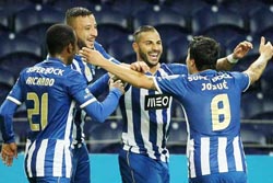 FC Porto derrota Paços de Ferreira e sobe ao segundo lugar