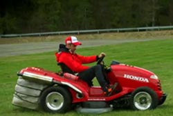 Tiago Monteiro acelera ao volante de um…corta-relva