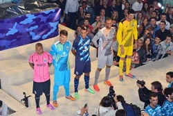 Nova indumentária do FC Porto apresentada na baixa da cidade