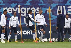 Tello continua ausente do treino do FC Porto