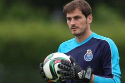 Casillas já treinou com os 'dragões' antes da partida para a Alemanha