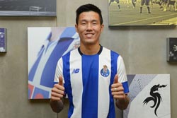 Jogador Suk assina contrato pelo FC Porto por quatro anos