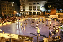 Voleibol instala-se na Praça D. João I