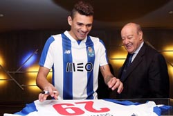 FC Porto contrata ponta de lança Soares