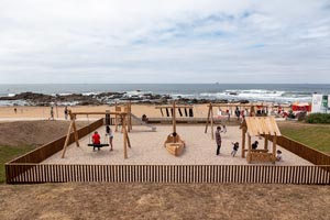 Parques infantis na Praia do Homem do Leme requalificados