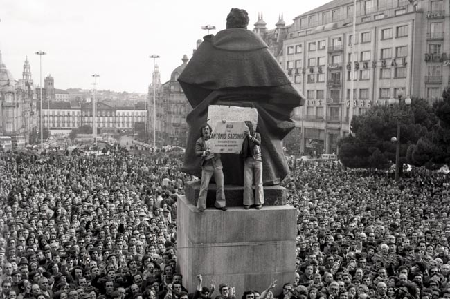 Câmara do Porto apresenta fotografias inéditas da revolução de Abril no Porto
