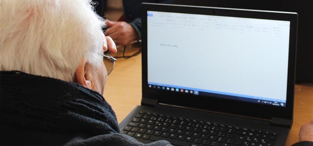Jovens de Santo Tirso ensinam idosos a usar novas tecnologias
