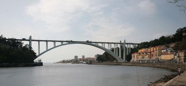 Queda de argamassa da Ponte da Arrábida corta marginal do Porto