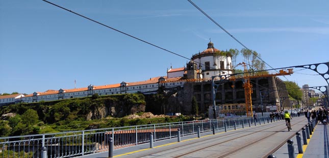 Clientes da Metro do Porto atravessam a ponte Luiz I a pé