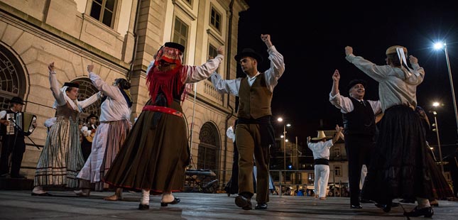 Festival de folclore anima ruas da cidade do Porto