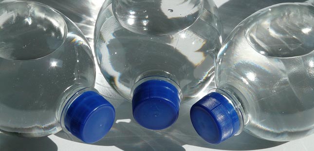 Devolução de garrafas de plástico vai dar descontos em compras