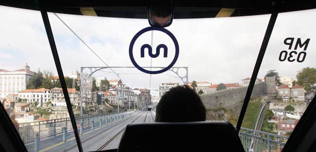 Metro do Porto retoma circulação na ponte Luiz I