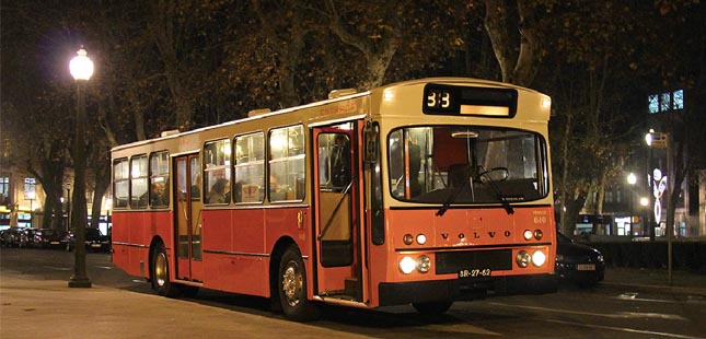 Autocarros antigos fazem passeios noturnos no Porto