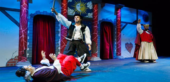 “As Obras Completas de William Shakespeare em 97 Minutos” no palco do Teatro Sá da Bandeira em janeiro