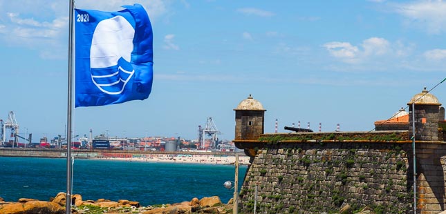 Bandeira Azul hasteada em todas as praias do Porto