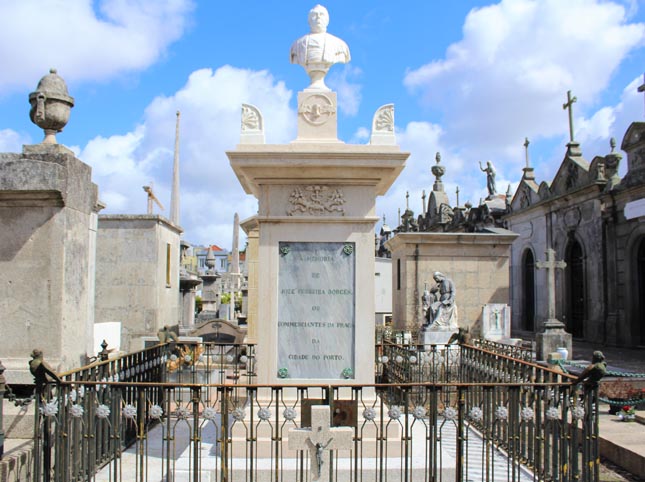 Associação Comercial do Porto requalifica túmulo de Ferreira Borges