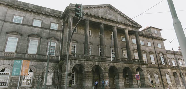 Câmara do Porto vai apoiar limpeza da fachada do Hospital de Santo António