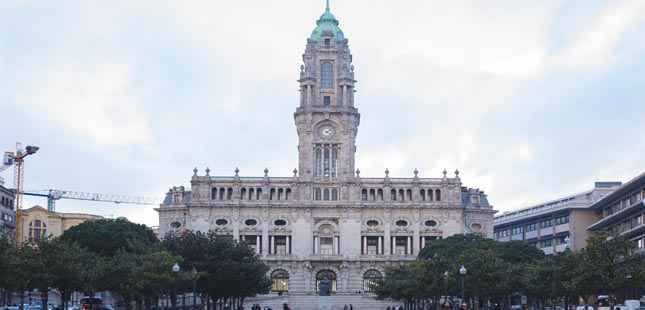 Porto propõe isenção de taxas municipais de publicidade luminosa
