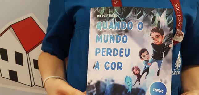 Fábio Silva doa livros a crianças do São João