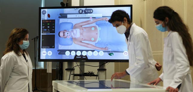 Alunos do ICBAS treinam em doentes virtuais