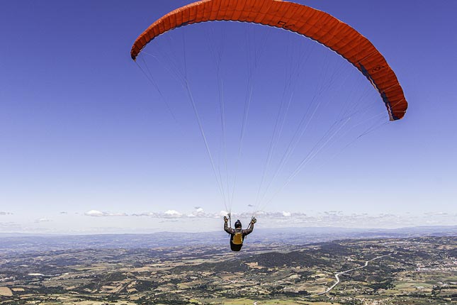 Piloto português bate recorde de distância em voo de parapente