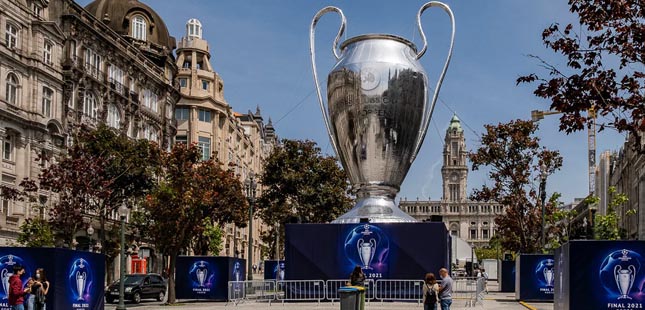 Taça da Champions League já está no Porto e pode ir vê-la