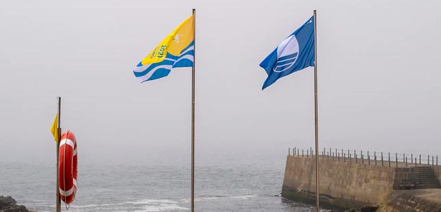 Praia do Molhe já tem bandeiras Azul e Ouro hasteadas
