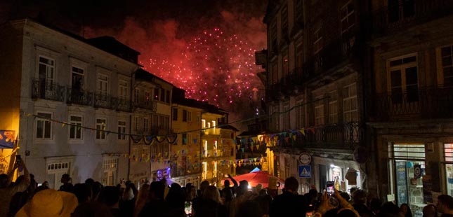 São João volta a reunir milhares de pessoas nas ruas do Porto