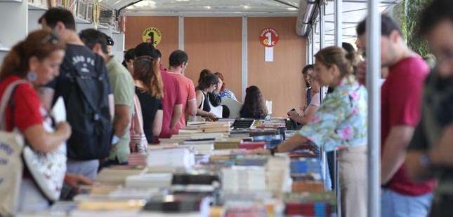 Feira do Livro do Porto arranca com muitos visitantes