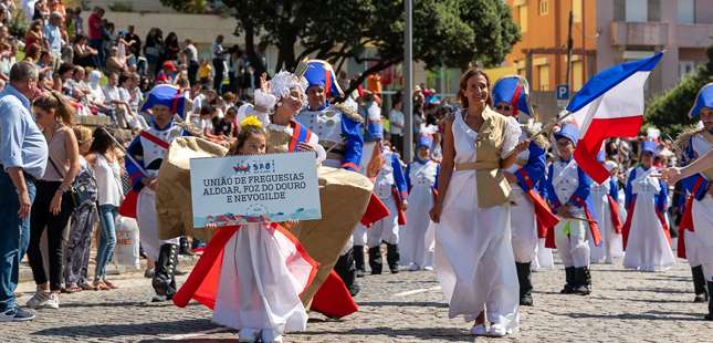 Este domingo há desfile dos trajes de papel de São Bartolomeu, candidatos a Património da UNESCO
