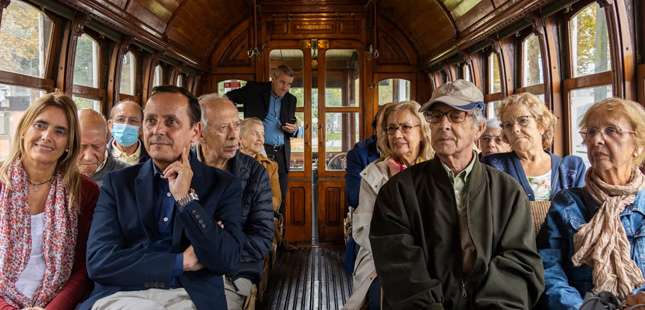 Porto surpreende seniores com viagem de elétrico