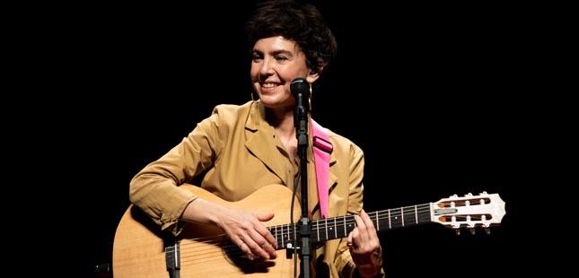 Adriana Calcanhotto anuncia espetáculo no Porto