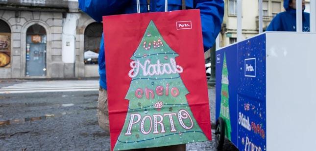 Porto oferece sacos de Natal aos clientes do comércio de rua