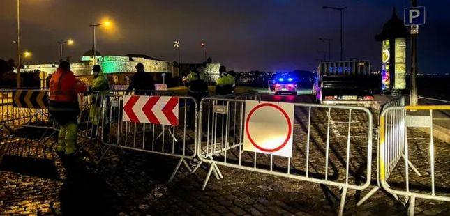 Avenida D. Carlos I, no Porto, encerrada devido ao mau tempo