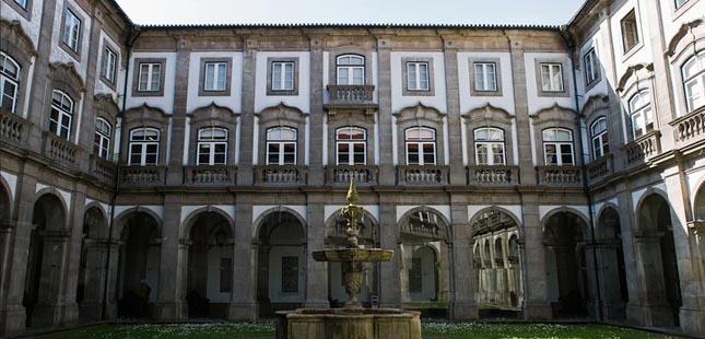 Câmara do Porto quer guardar bens da Biblioteca Pública em armazéns arrendados
