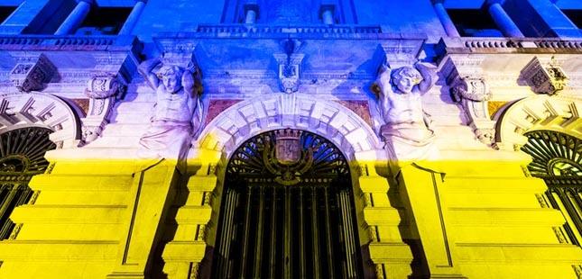 Câmara do Porto ilumina-se com as cores da bandeira da Ucrânia