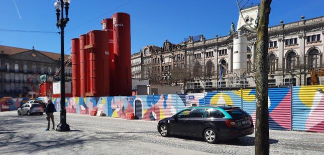 Graffitis tapam “cinzento” das obras da Metro do Porto
