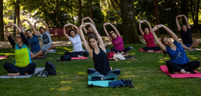 Aulas gratuitas de pilates e ioga nos parques da cidade do Porto