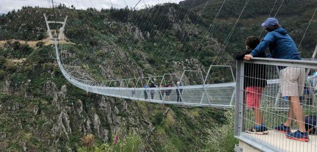 Conheça uma das maiores pontes suspensas do mundo. Fica quase a 1h do Porto