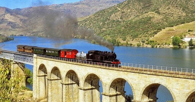 Aos seus lugares, que o Comboio Histórico do Douro já arrancou