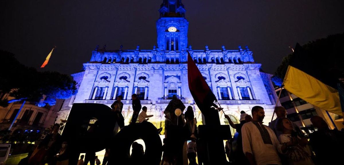 Câmara do Porto ilumina-se para celebrar o Dia da Independência da Ucrânia