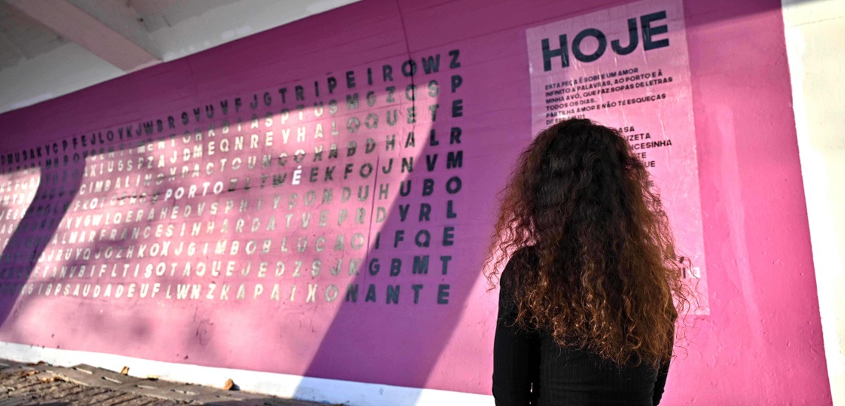 Há um mural com uma sopa de letras de expressões tripeiras para descobrir no Porto
