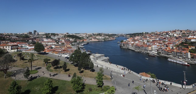 Porto e Gaia distinguidos com selo de mérito por apoiar cuidadores informais