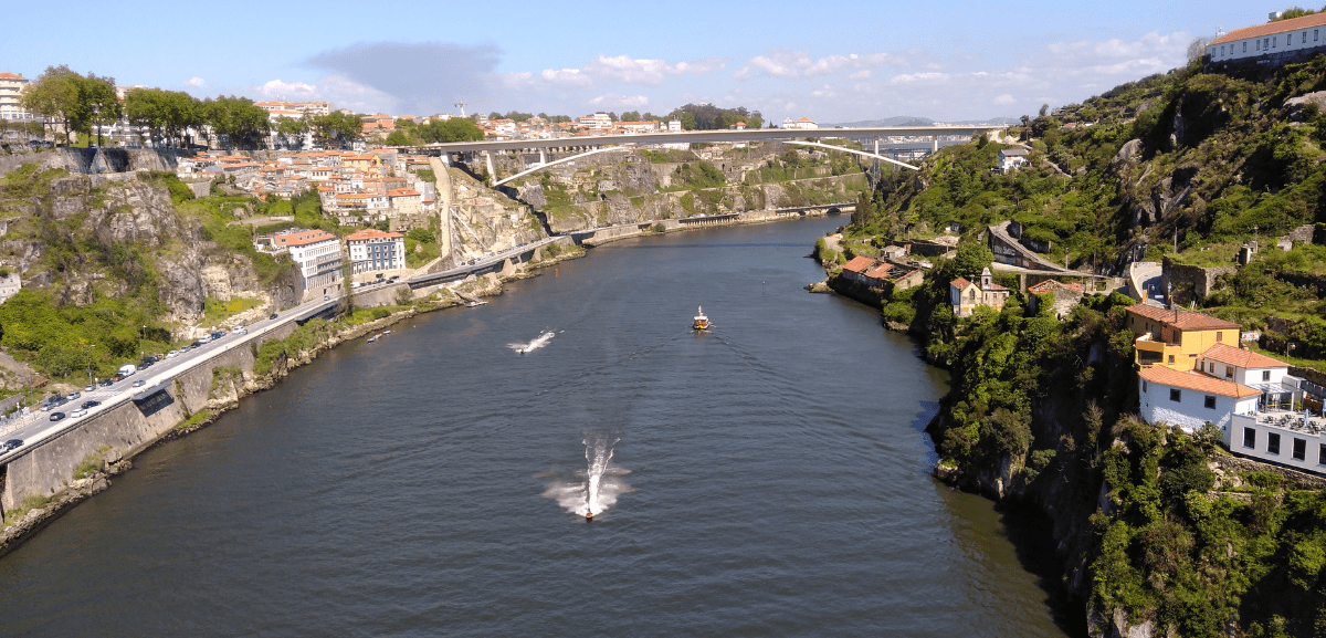 Caminhar em cima de um fio pelo Rio Douro: será o novo desporto radical da Invicta?